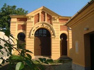 Obřadní síň na židovském hřbitově.jpg