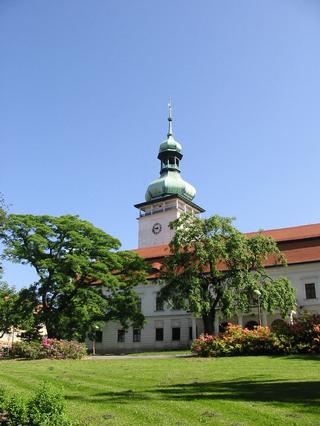 zámek-pohled z parku.jpg