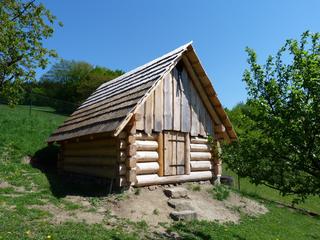 Muzeum dřevěného porculánu v Držkové - salašnická koliba.JPG